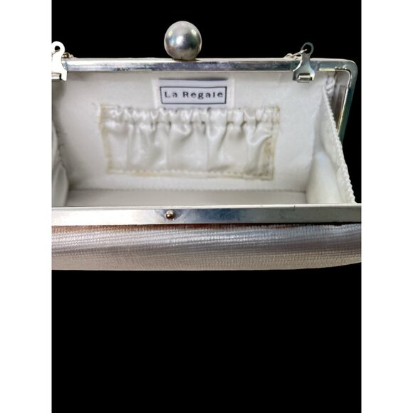 Vintage La Regale Metallic Silver Clutch Purse With Chain Strap & Snap Closure - Picture 5 of 5
